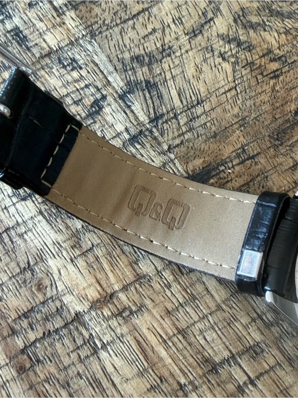Q&Q Classic Easy Read White Dial Watch w/ Black Croc Strap - RUNS!